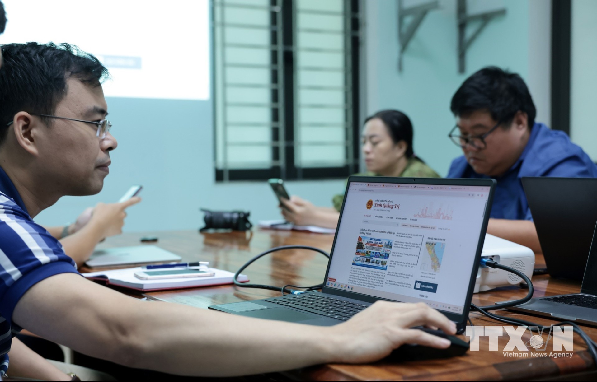 Cán bộ Trung tâm Điều hành thông tin cập nhật dữ liệu trên trang Thông tin điện tử của&nbsp; tỉnh. (Ảnh: Trần Việt/TTXVN)
